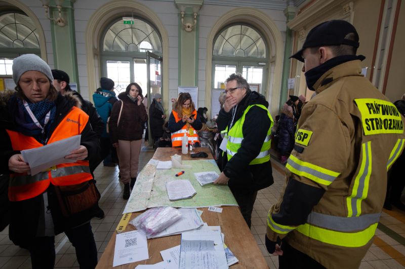 translation-company-refugee-train-station-min