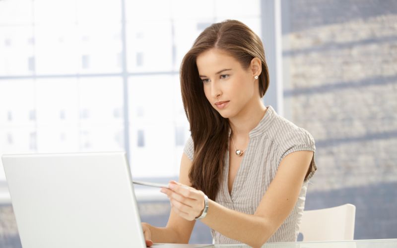 proofreading-servicesoffice-worker-girl-reading-on-screen-min