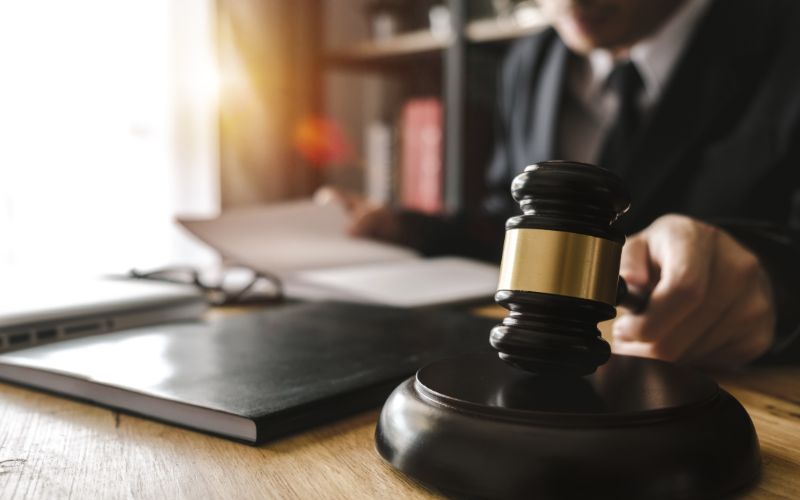 transcription-services-male-judge-in-a-courtroom-with-the-gavel-transcribing-notes-min