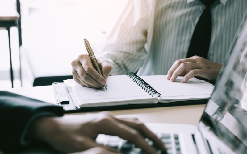 transcription-services-transcription-team-working-in-an-office-min